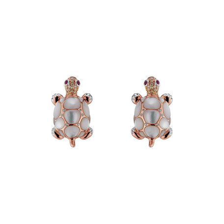 Náušnice s bílými a hnědými diamanty, rubínem a perletí Alluring Turtle
