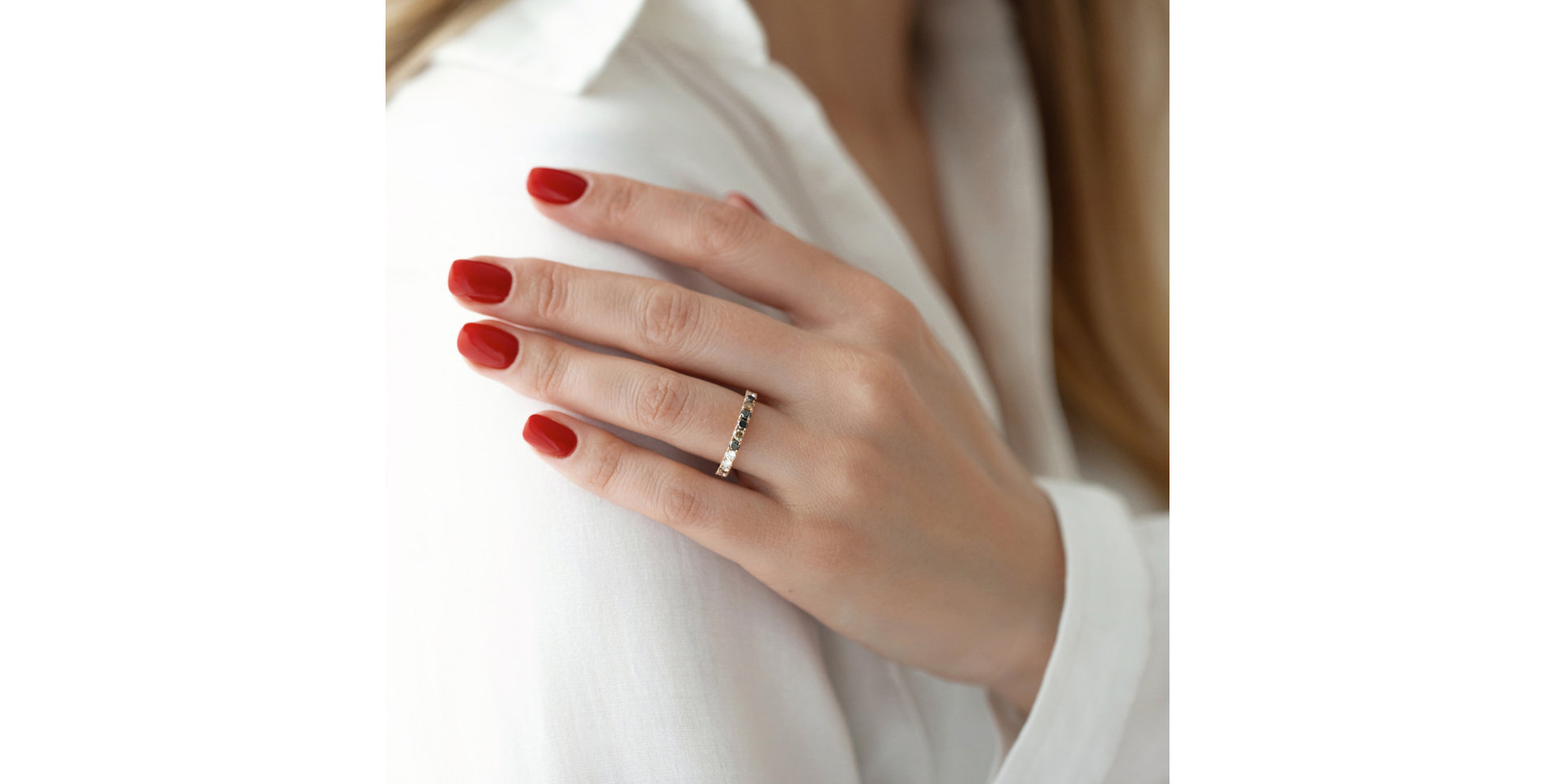 Prsten s bílými, hnědými a černými diamanty Eternal Promise