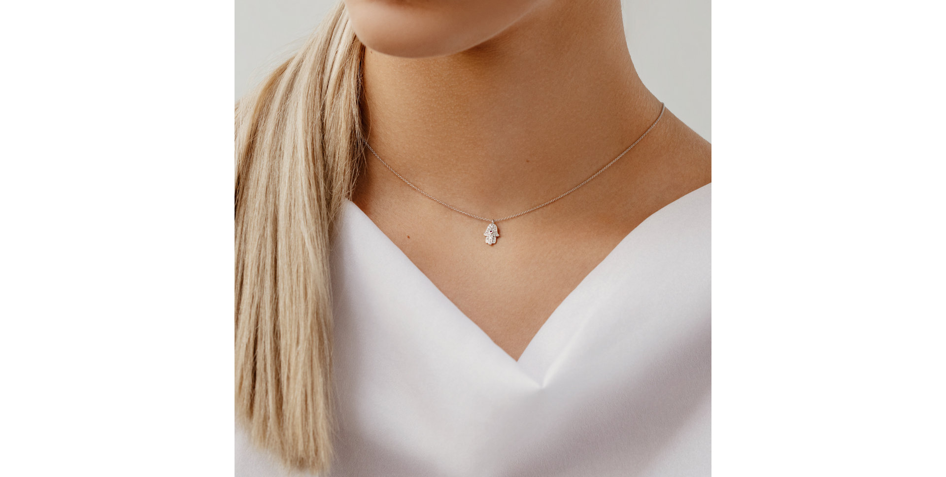 Náhrdelník s diamanty a rubínem Hamsa