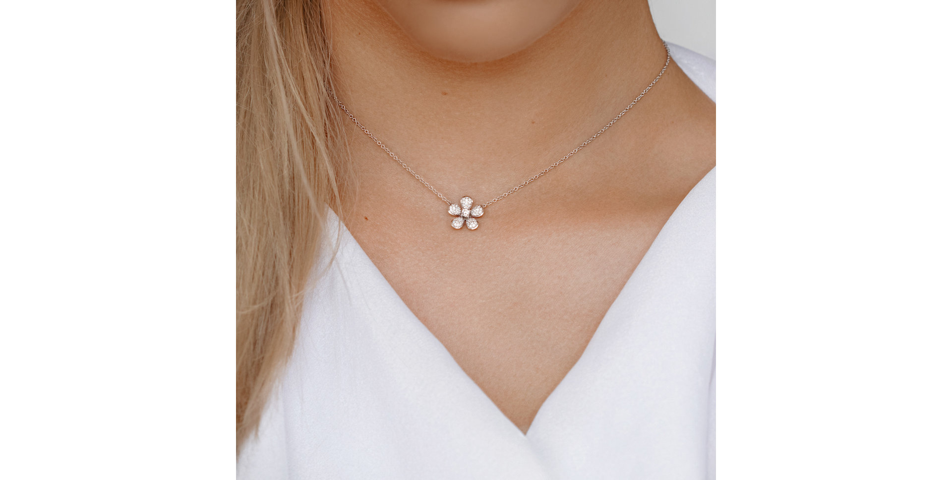 Náhrdelník s černými a bílými diamanty Flower