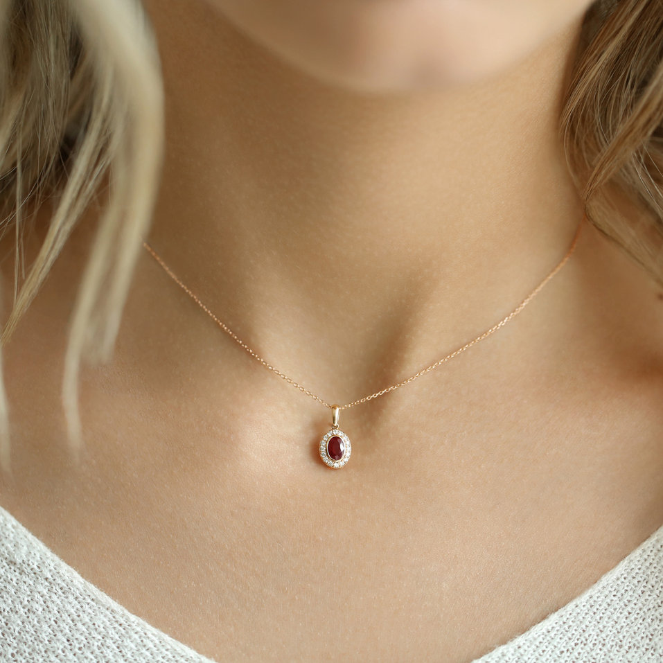 Přívěsek s rubínem a diamanty Lovely Amulet