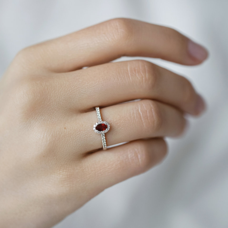 Prsten s diamanty a rubínem Princess