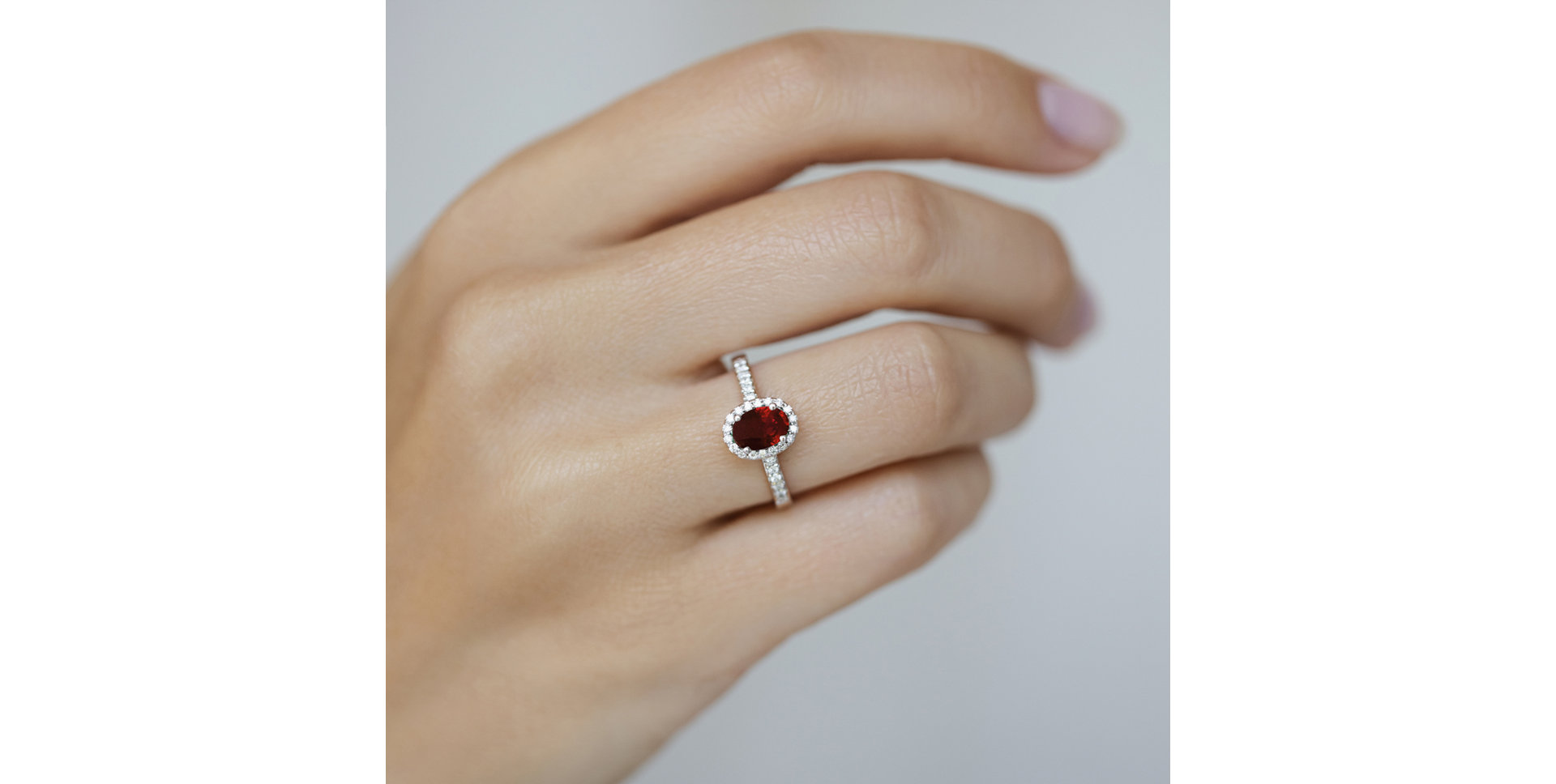 Prsten s diamanty a rubínem Princess