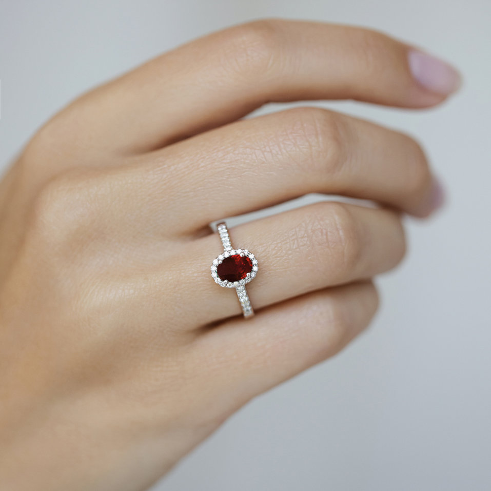 Prsten s diamanty a rubínem Princess