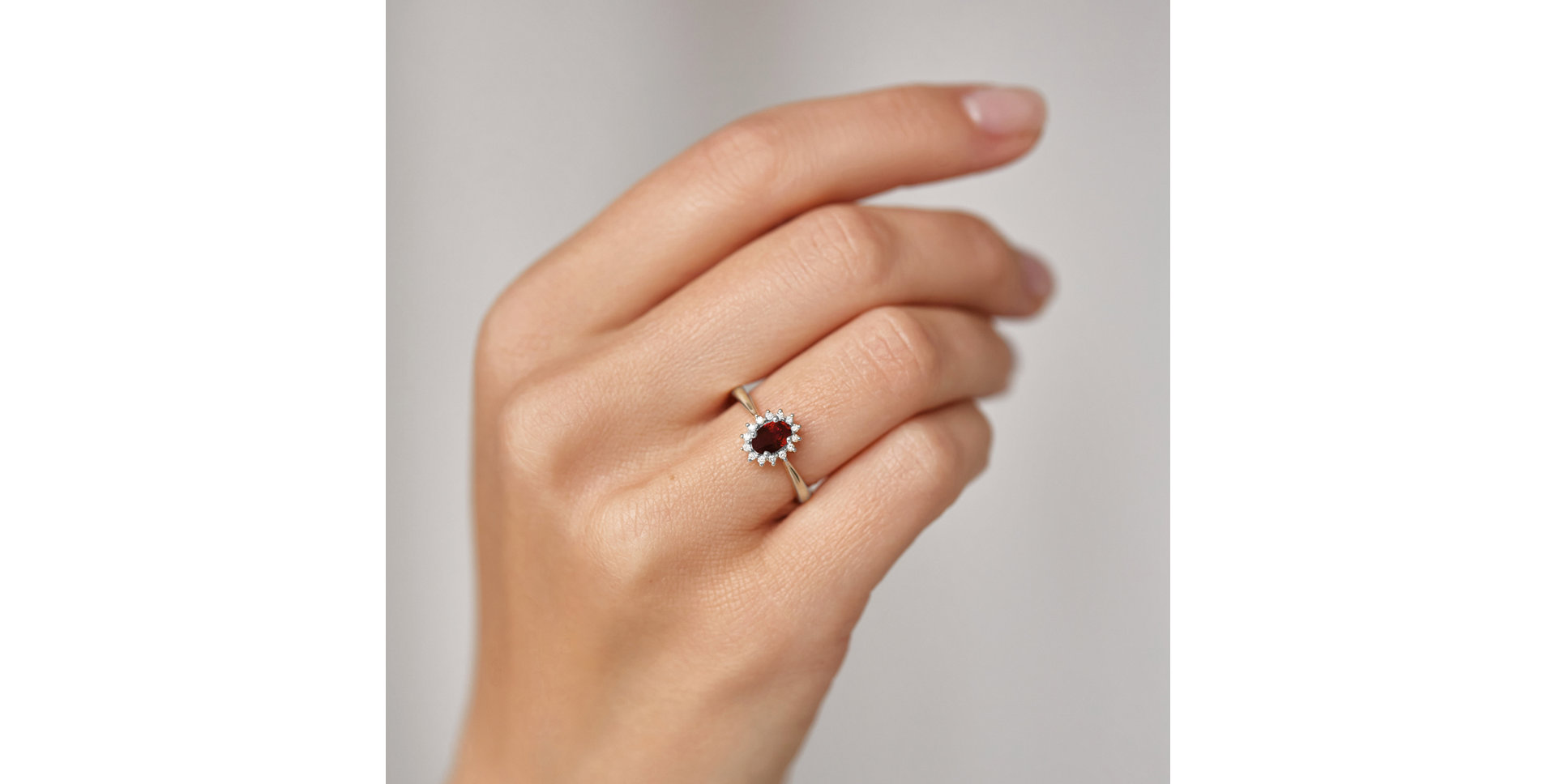 Prsten s diamanty a rubínem Princess