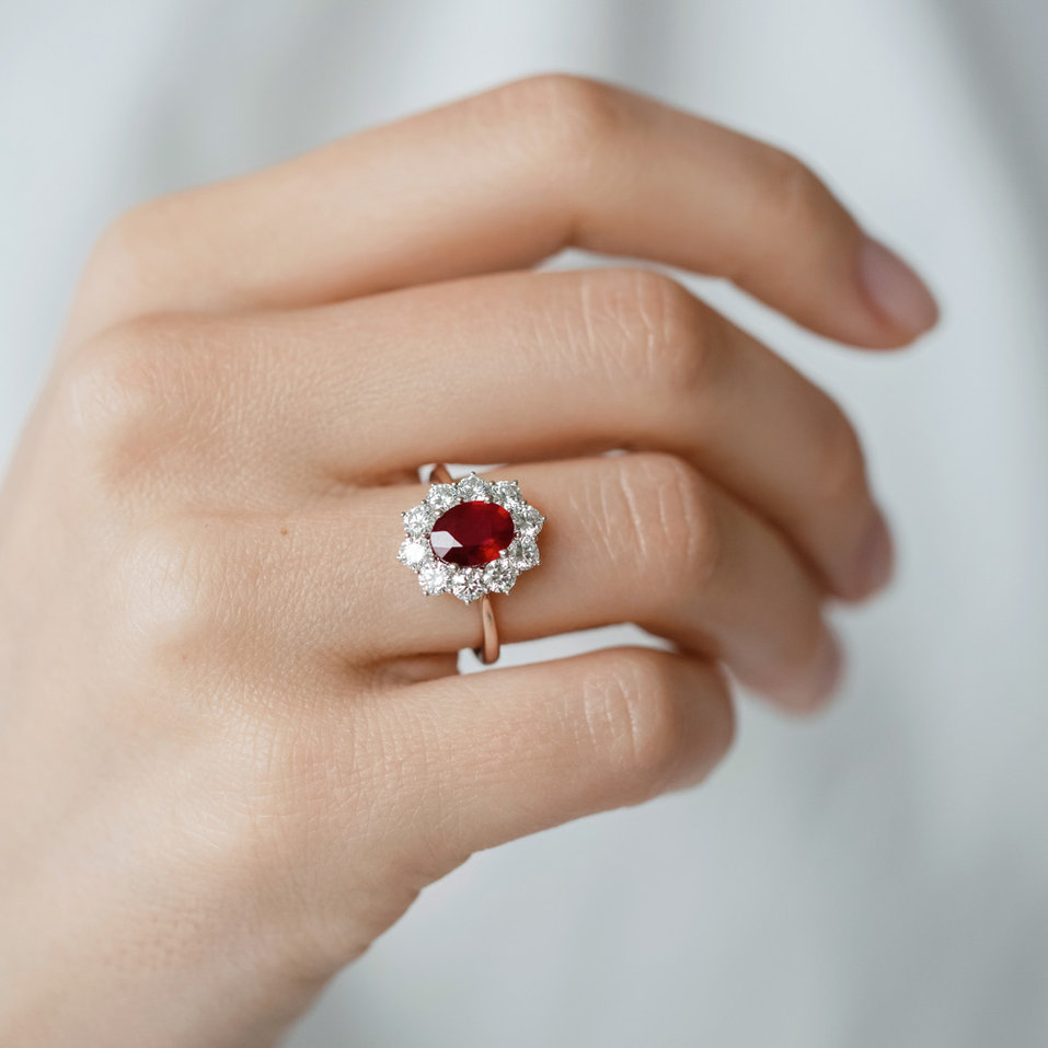 Prsten s diamanty a rubínem Princess