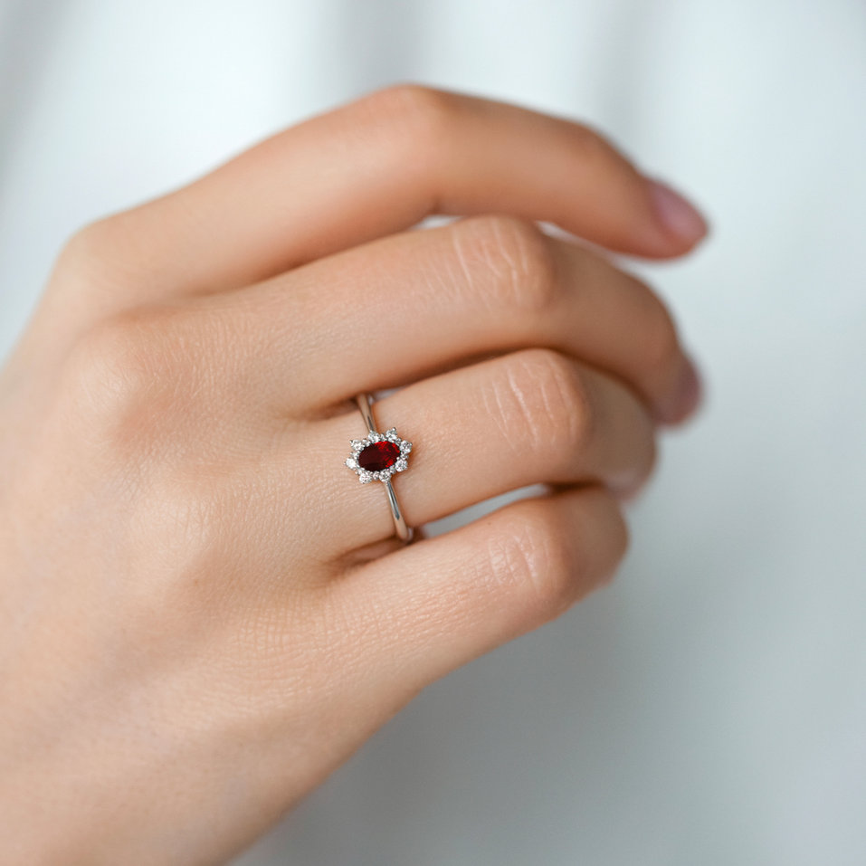 Prsten s diamanty a rubínem Princess