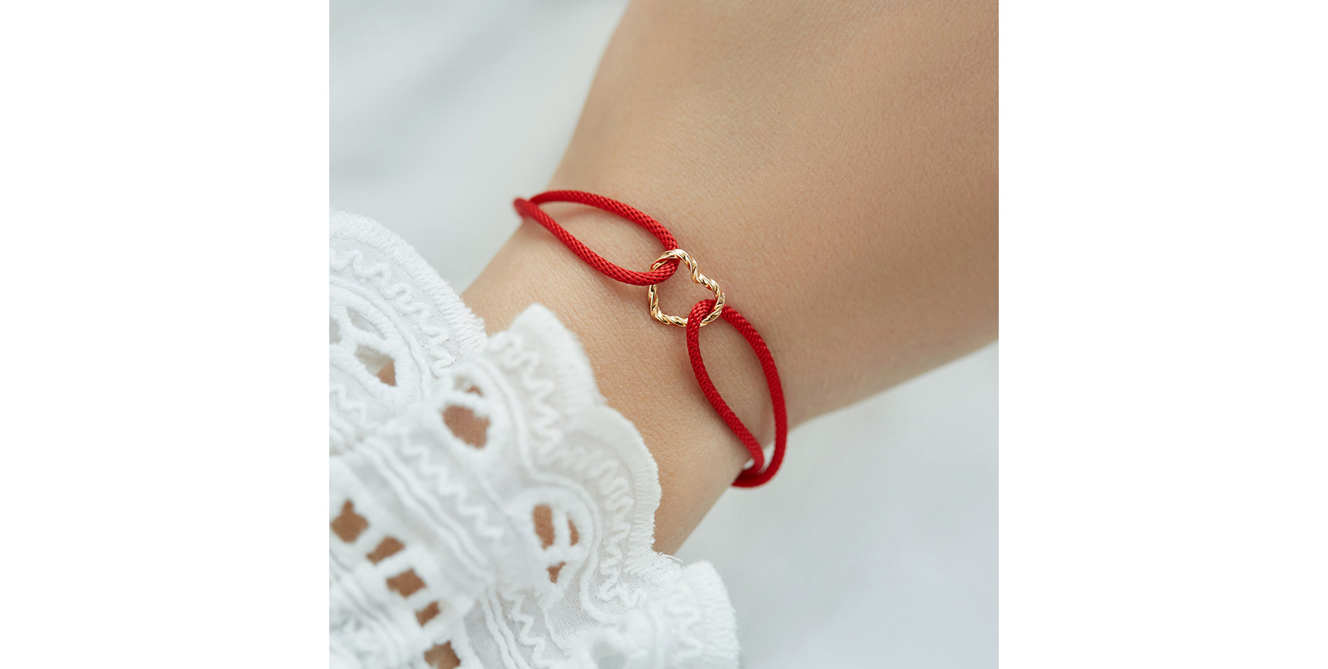 Diamantový náramek se šňůrkou Love