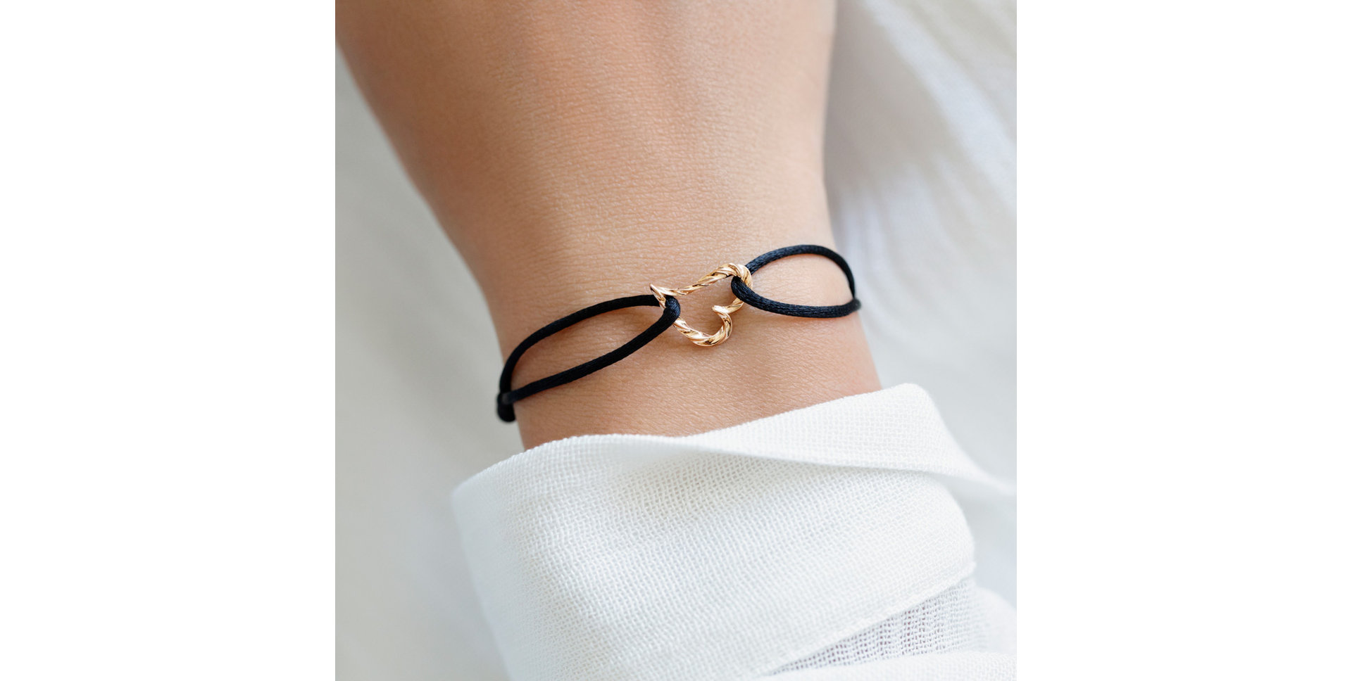 Náramek se šňůrkou Vášeň