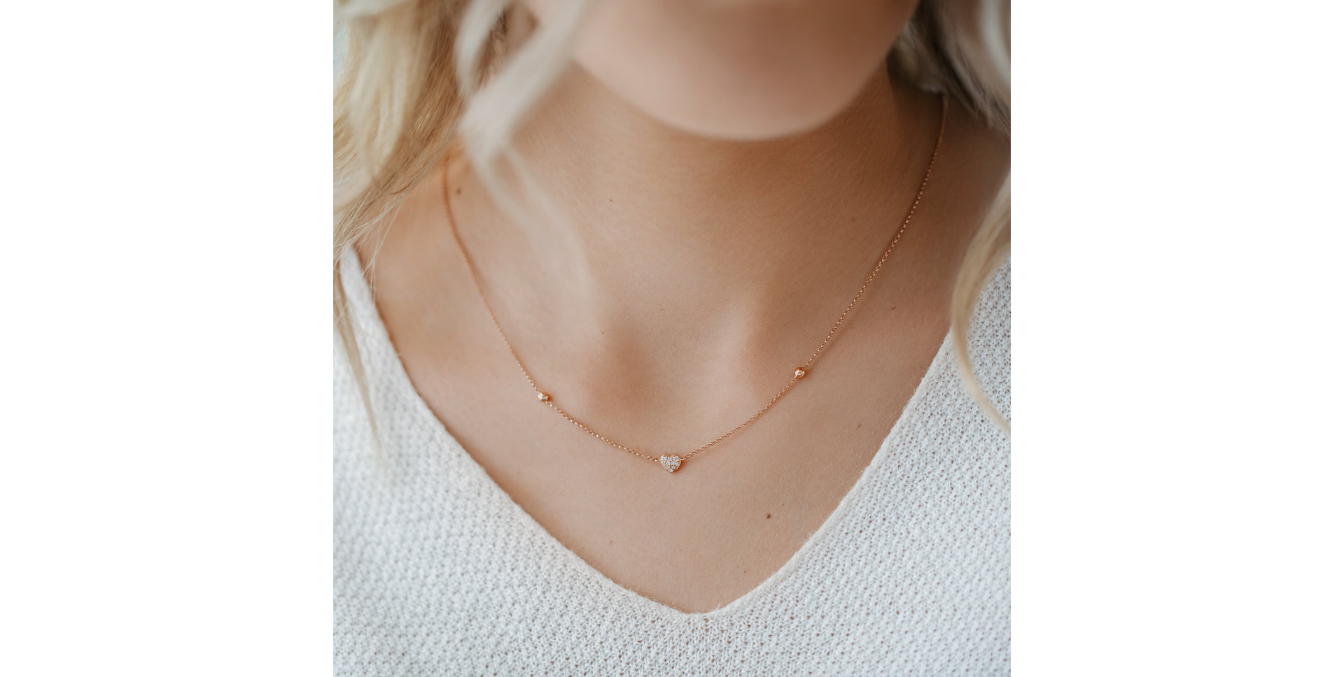 Náhrdelník s černými a bílými diamanty Tender Heart