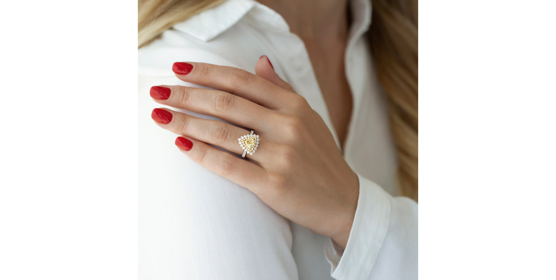 Prsten s bílými a žlutými diamanty Sunny Triangle