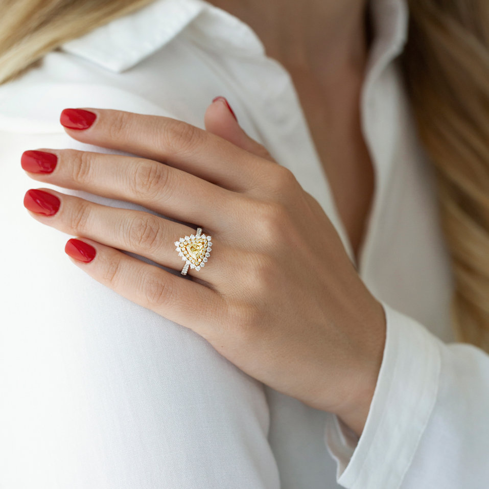 Prsten s bílými a žlutými diamanty Sunny Triangle