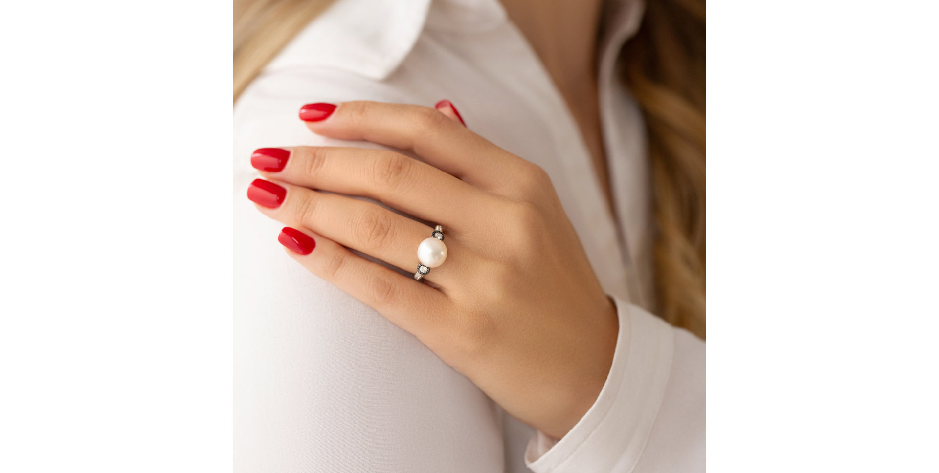 Prsten s černými a bílými diamanty a perlou Aqua Reflection