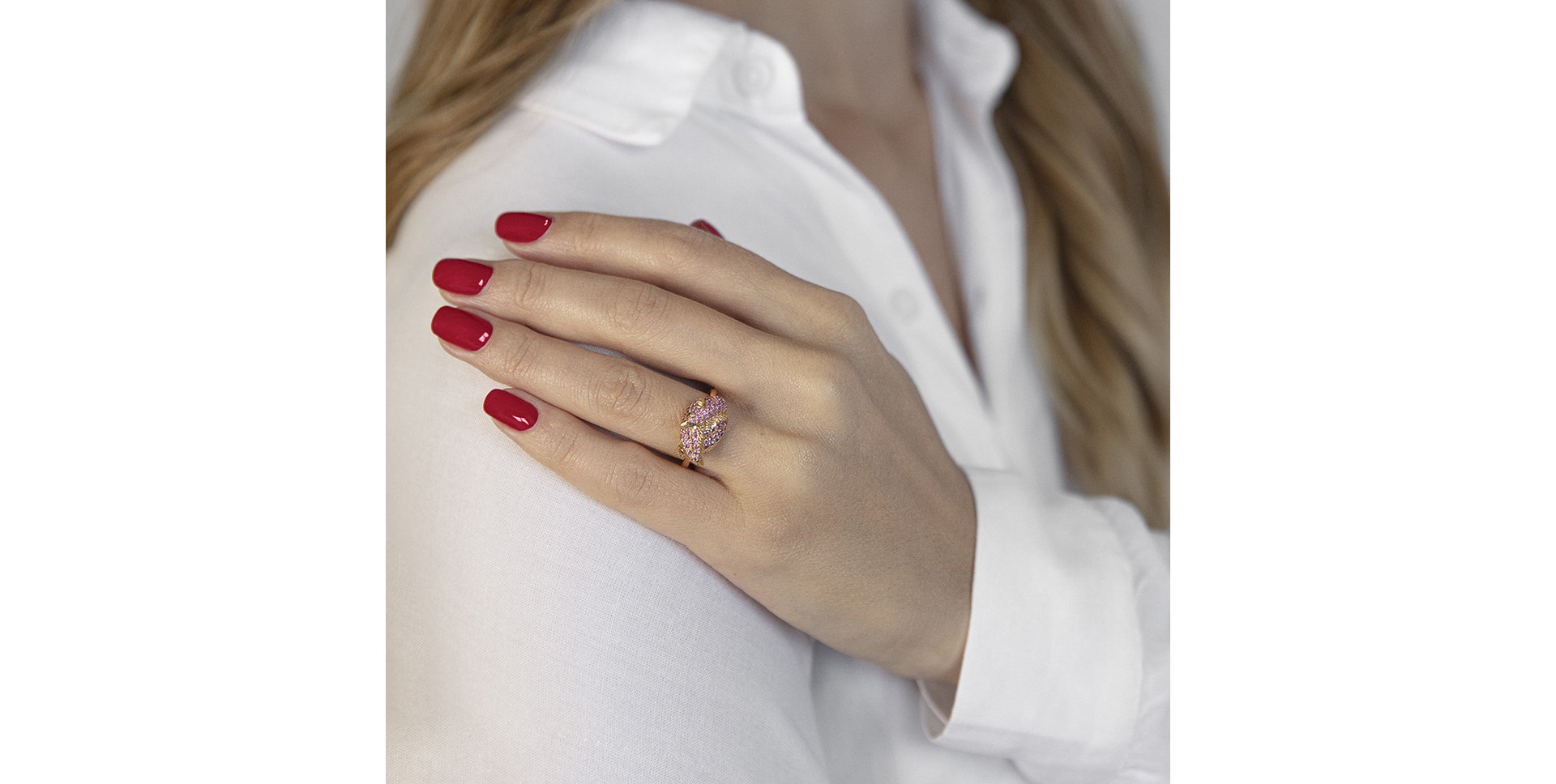 Prsten se safíry a granáty Fairytale Swan