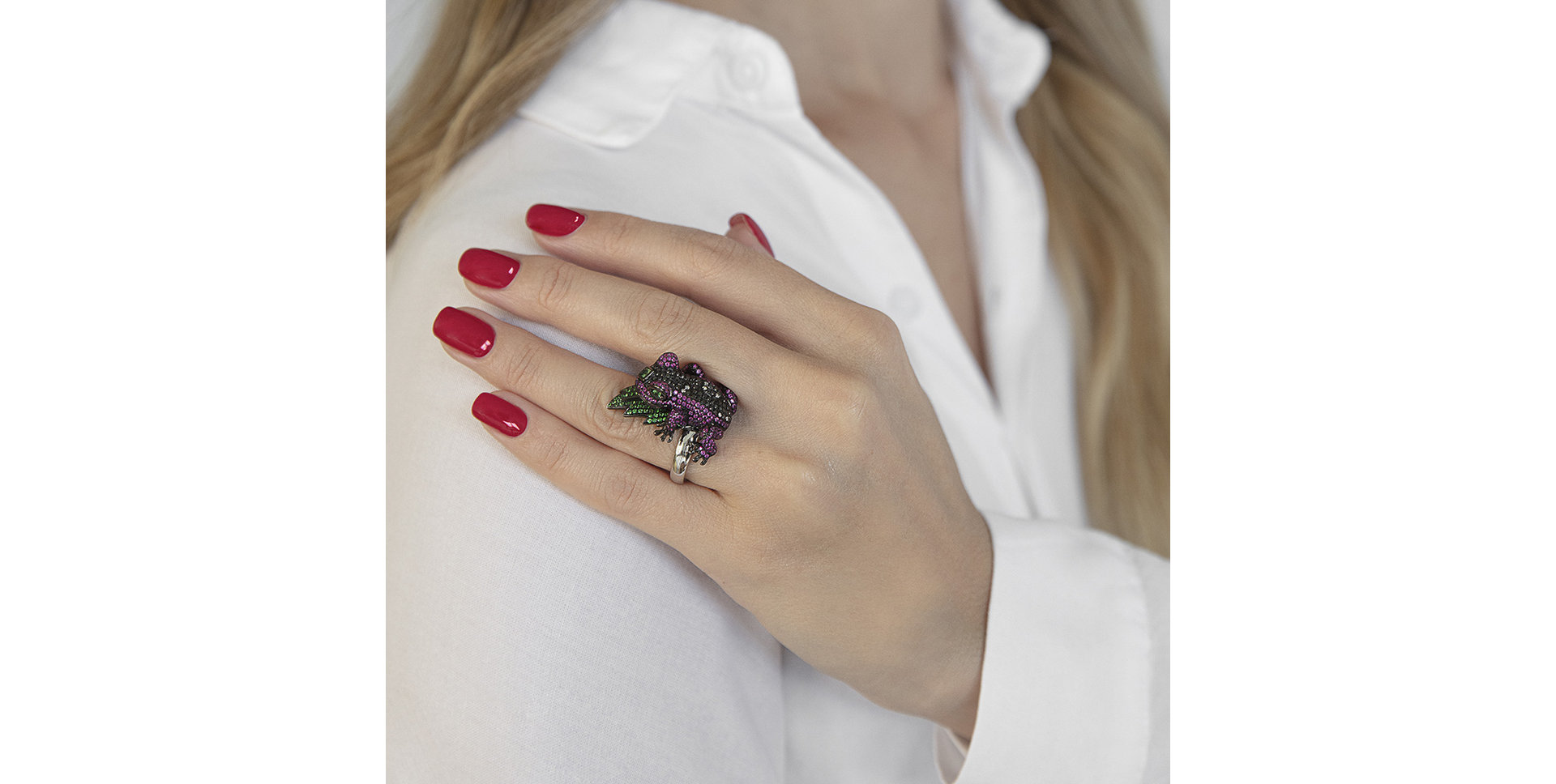 Prsten s černými a bílými diamanty, safíry a granáty Fairy tale Frog