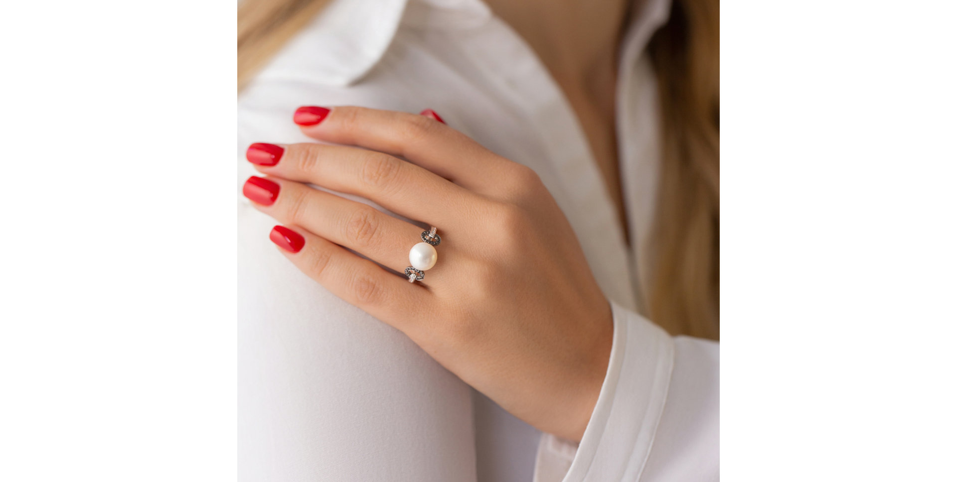 Prsten s černými a bílými diamanty a perlou Deep Darkness