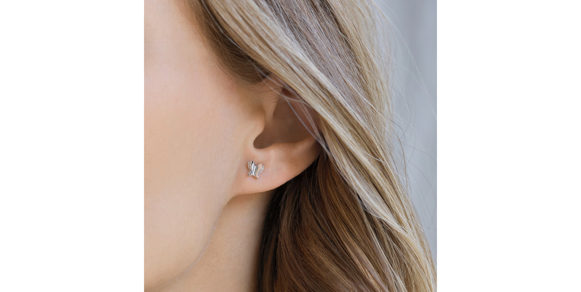 Náušnice s diamanty Tiny Butterfly