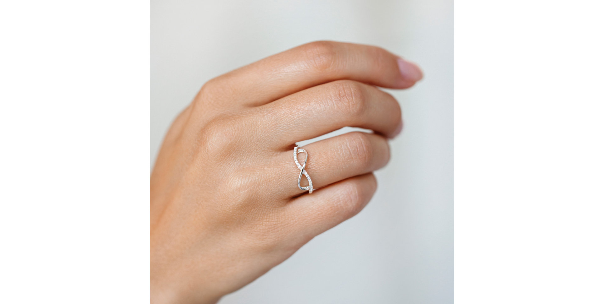 Prsten s hnědými diamanty Infinity