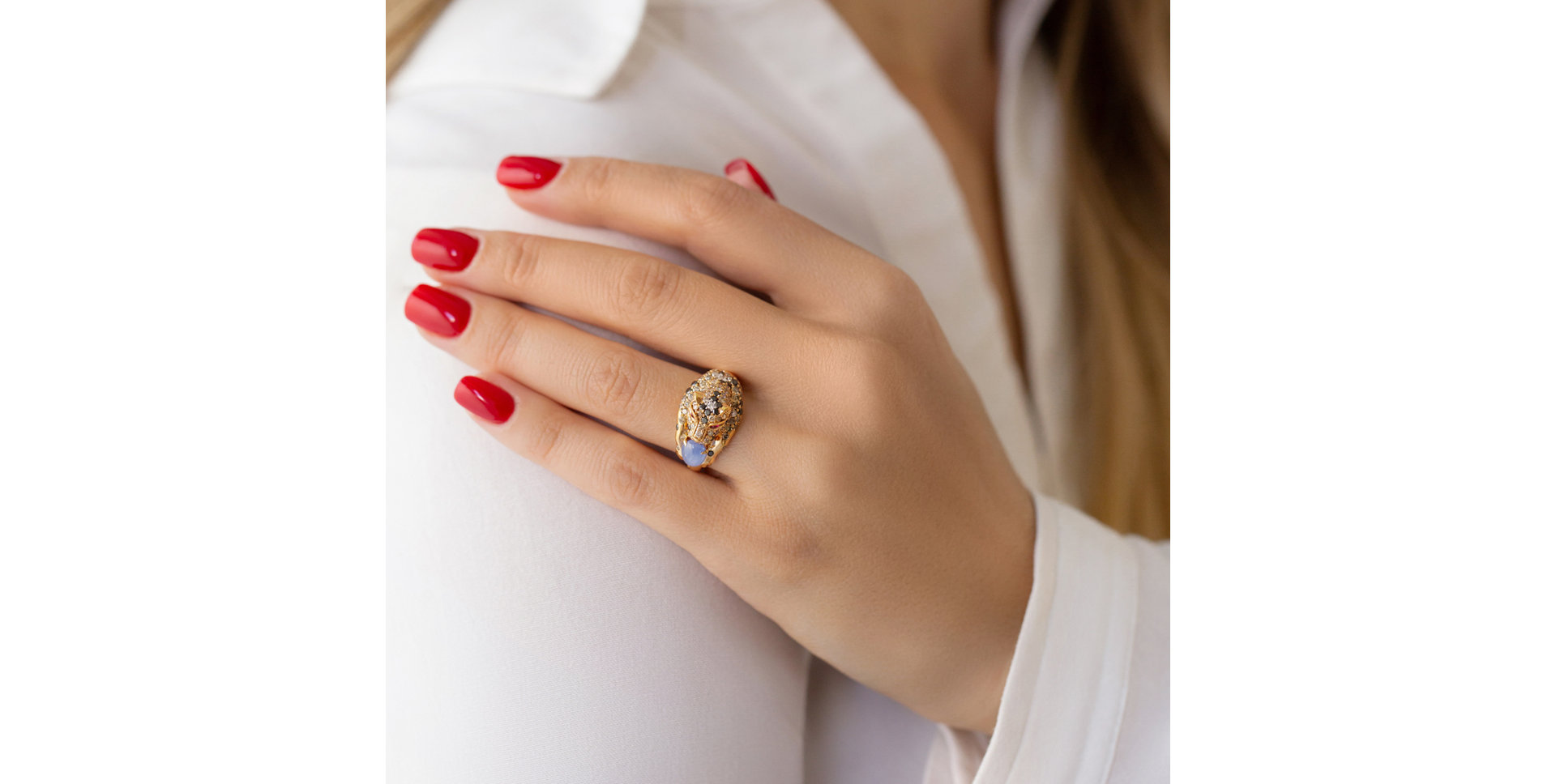 Prsten s bílými, hnědými a černými diamanty, safíry a rubíny Sapphire Cougar