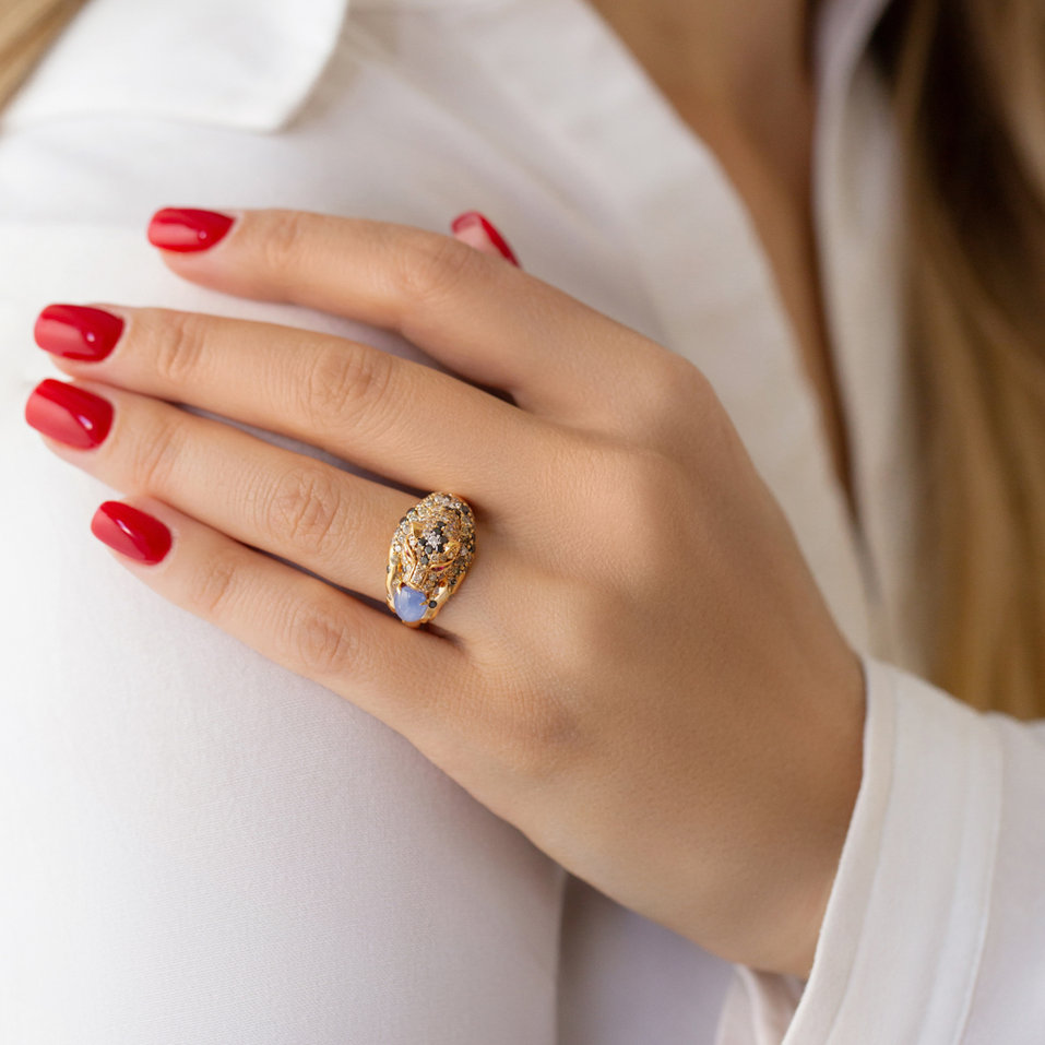 Prsten s bílými, hnědými a černými diamanty, safíry a rubíny Sapphire Cougar