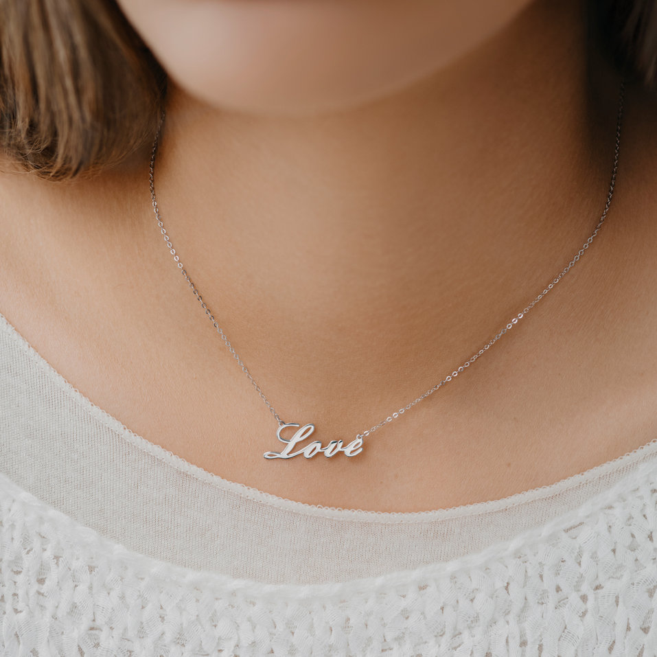 Náhrdelník s diamantem Love