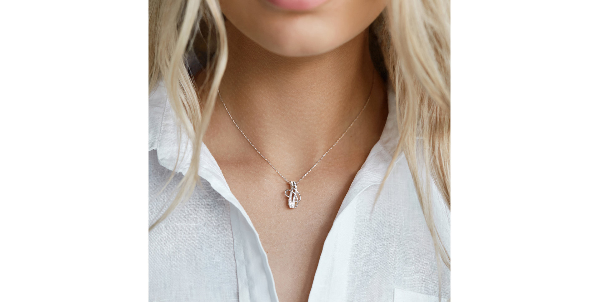 Přívěs s diamanty Cheerful Embrace