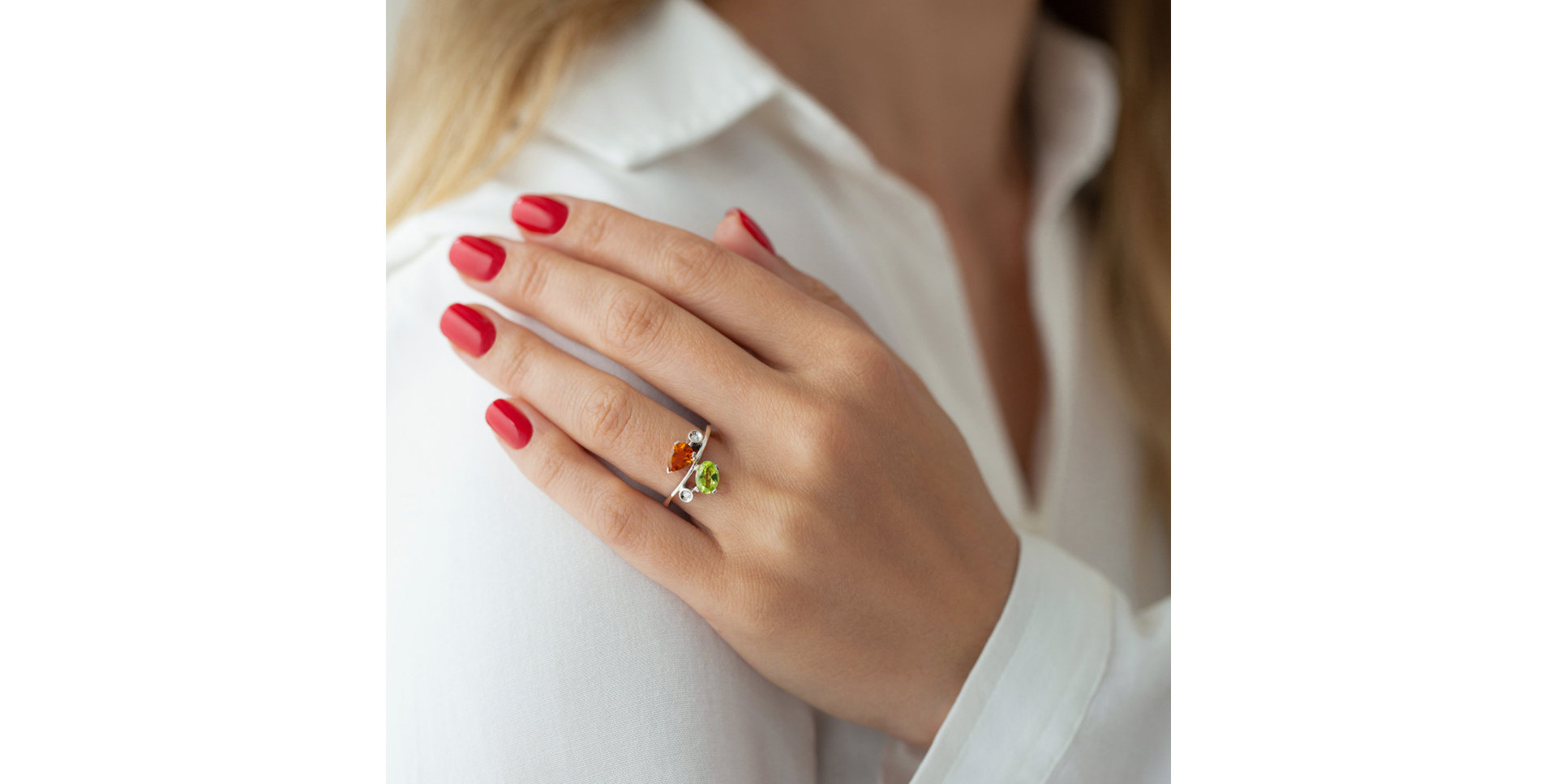 Prsten s diamanty, topazem a rhodolitem Magic Flower