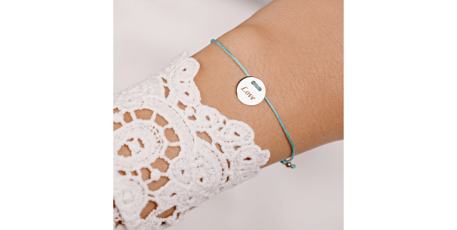 Diamantový náramek se šňůrkou Love