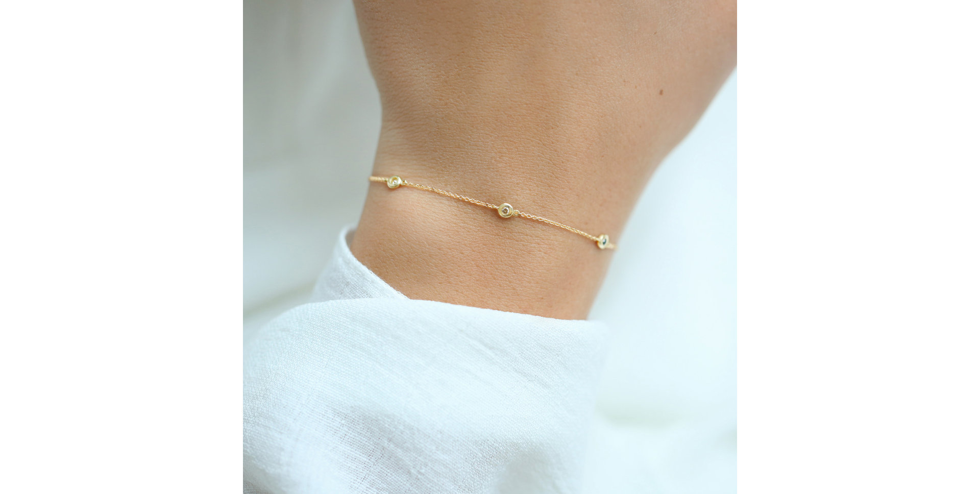 Náramek s bílými, hnědými a černými diamanty Dots