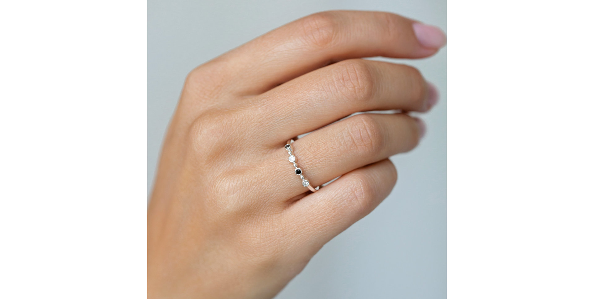 Prsten s černými a bílými diamanty Simplicity