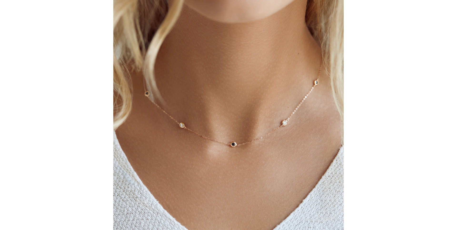 Náhrdelník s černými a bílými diamanty Dots