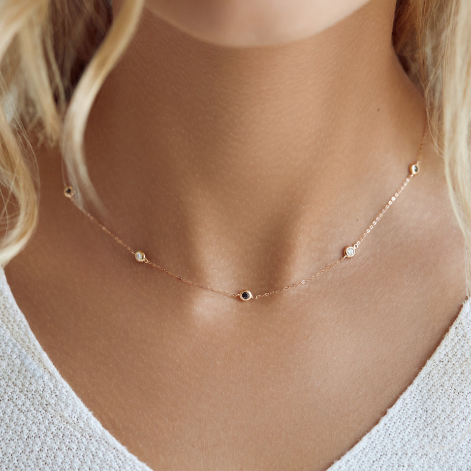 Náhrdelník s černými a bílými diamanty Dots