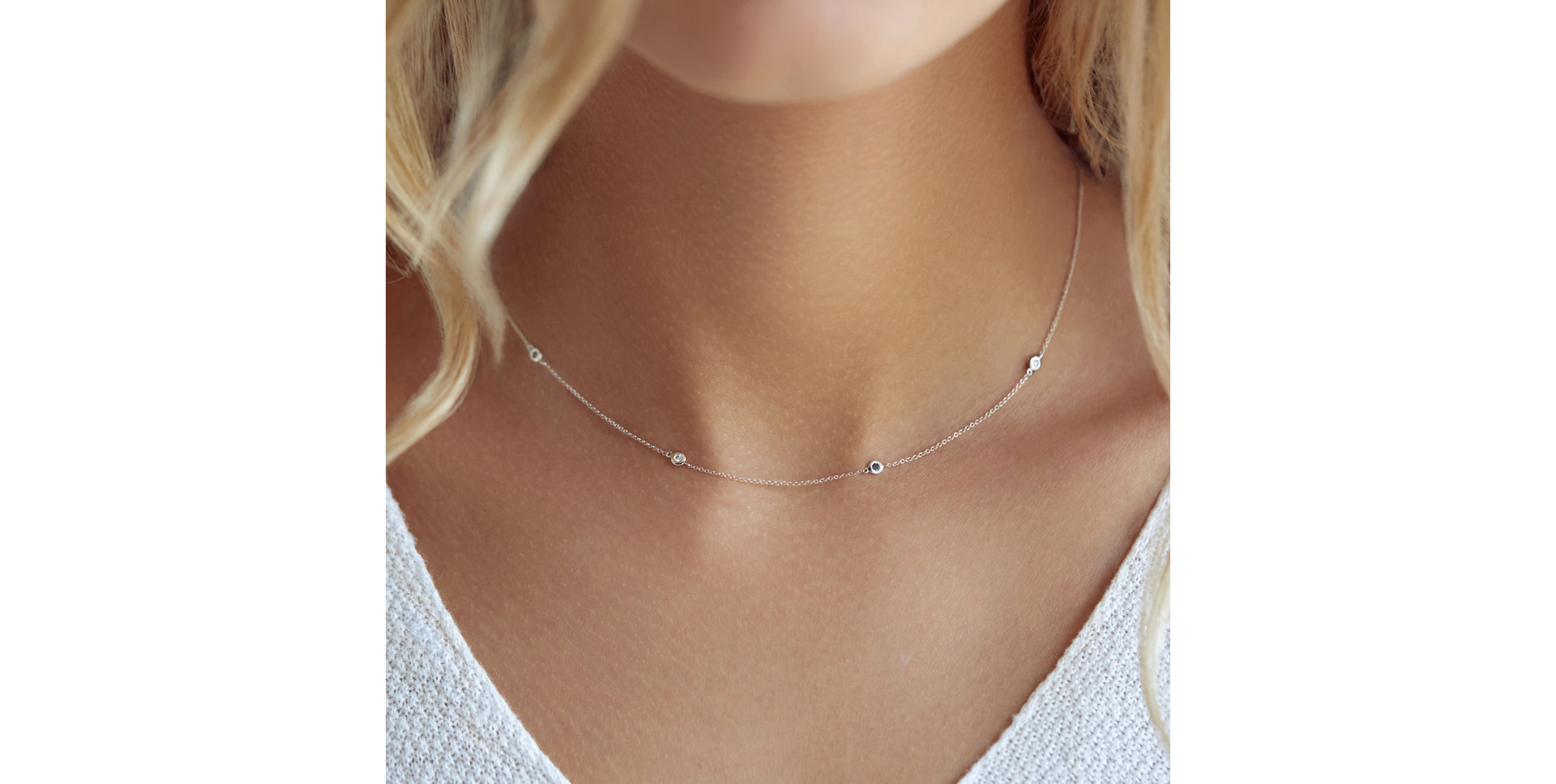 Náhrdelník s černými, hnědými a bílými diamanty Dots