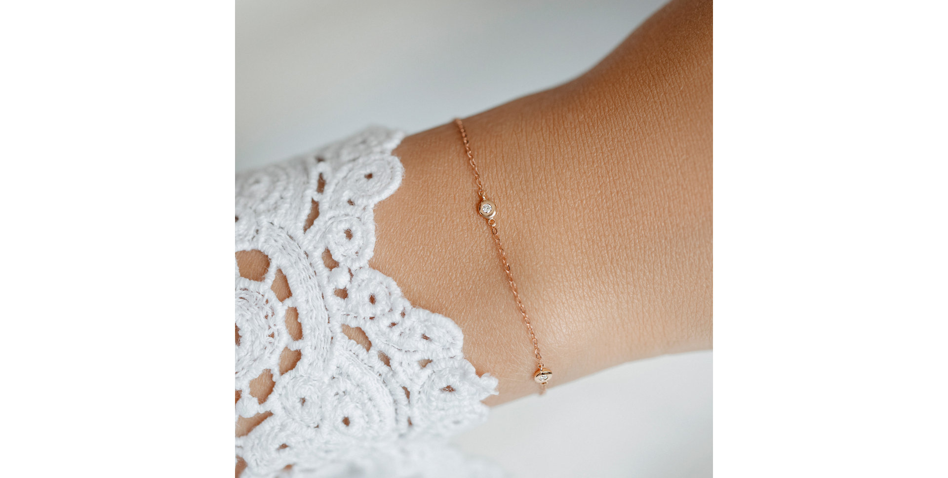 Náramek s diamanty, rubínem a safírem Dots