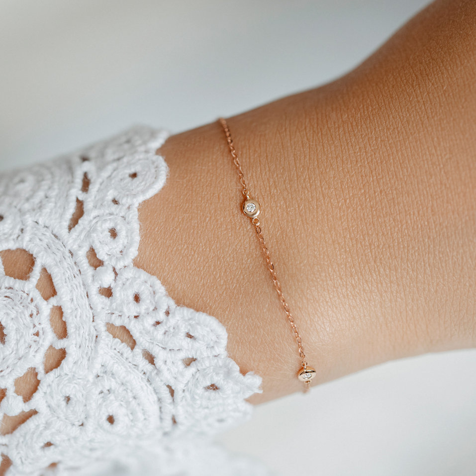 Náramek s diamanty, rubínem a safírem Dots