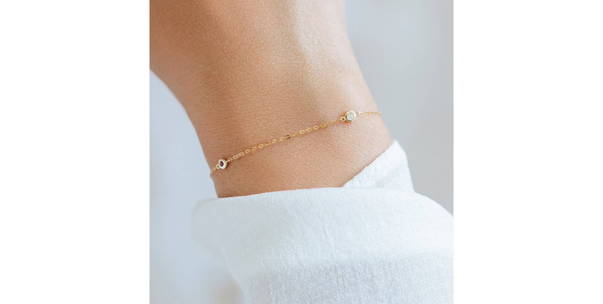 Náramek s diamantem a rubíny Dots