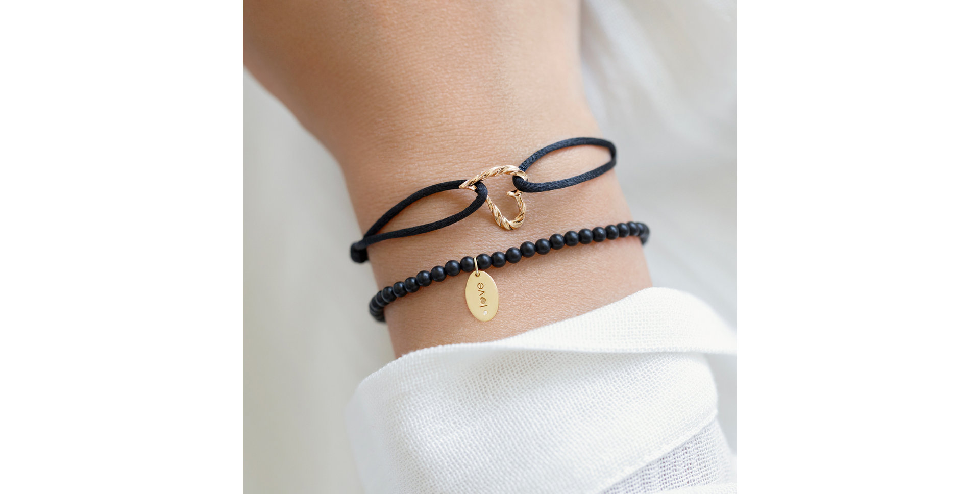 Náramek se šňůrkou Láska