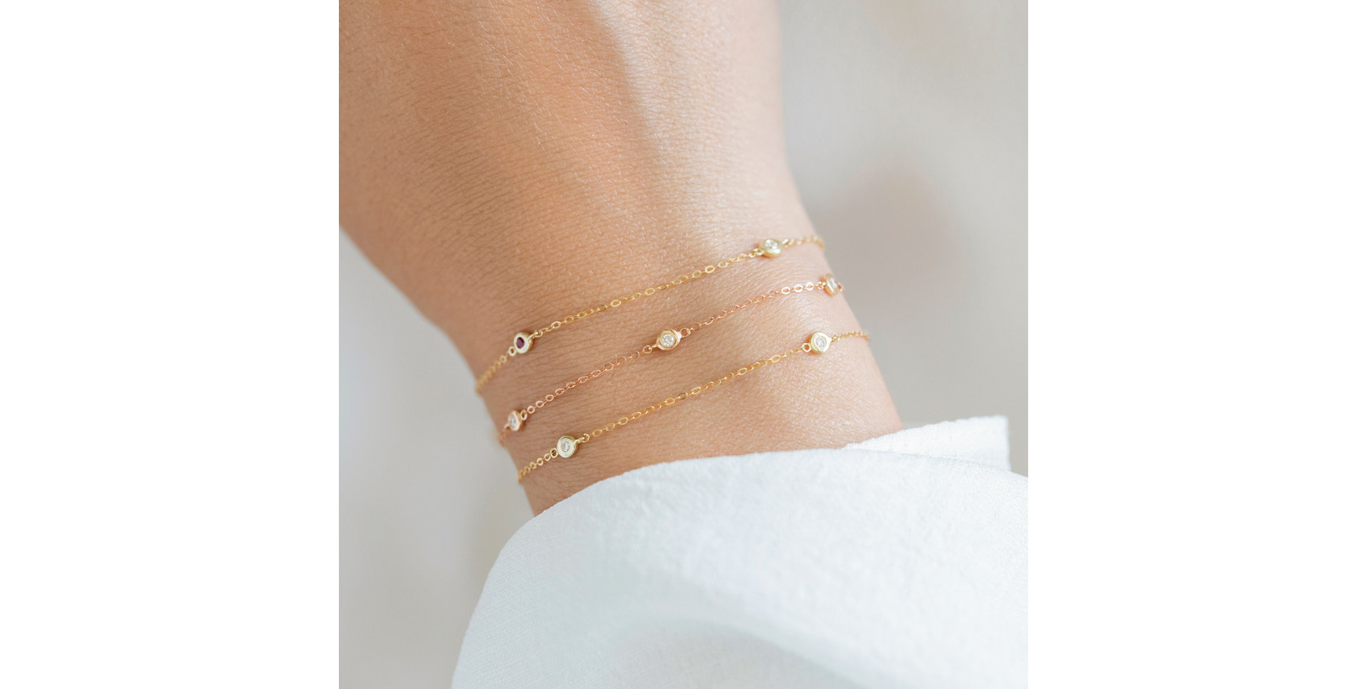 Náramek s bílými, hnědými a černými diamanty Dots