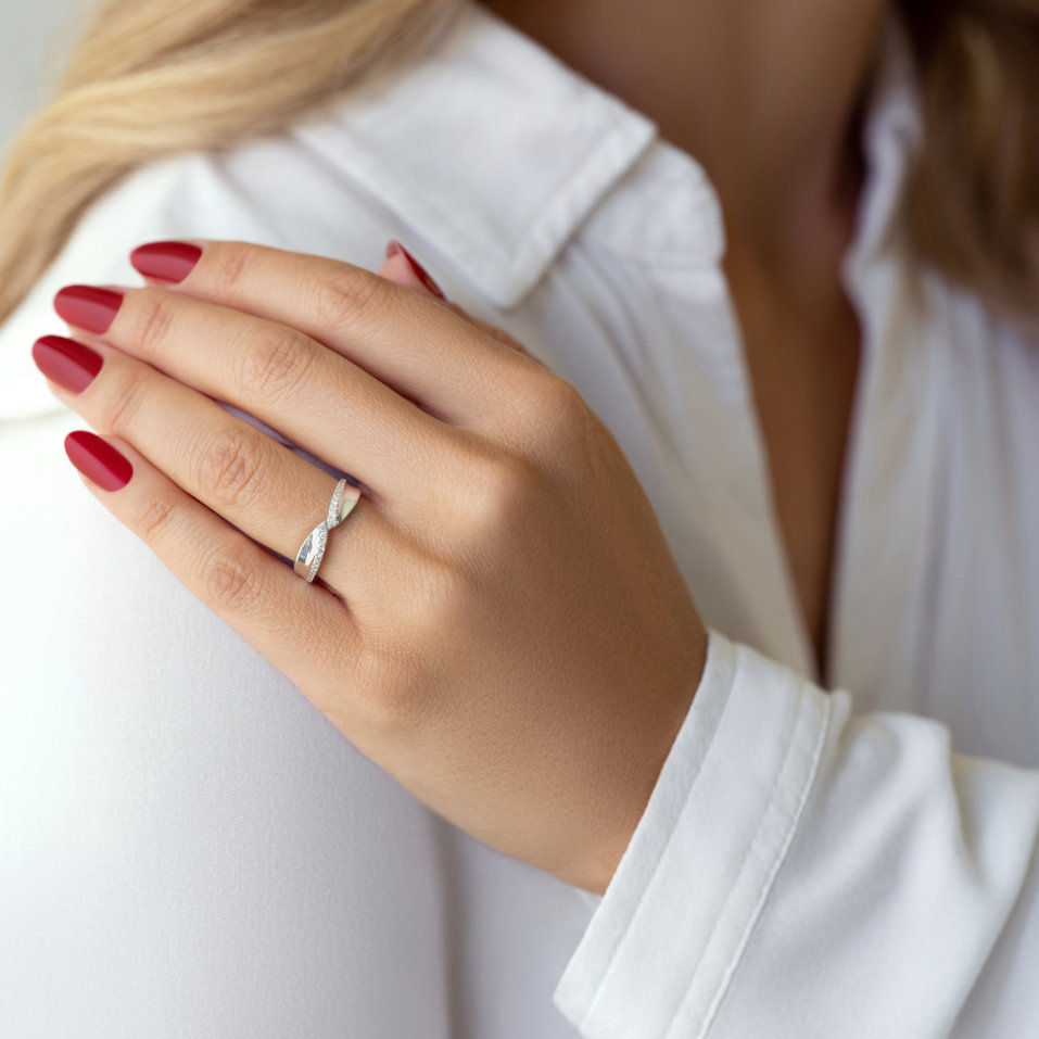 Prsten s diamanty Eternal Embrace