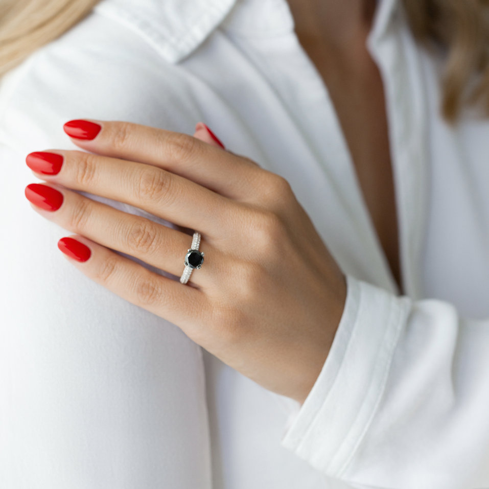 Prsten s černými a bílými diamanty Leandra