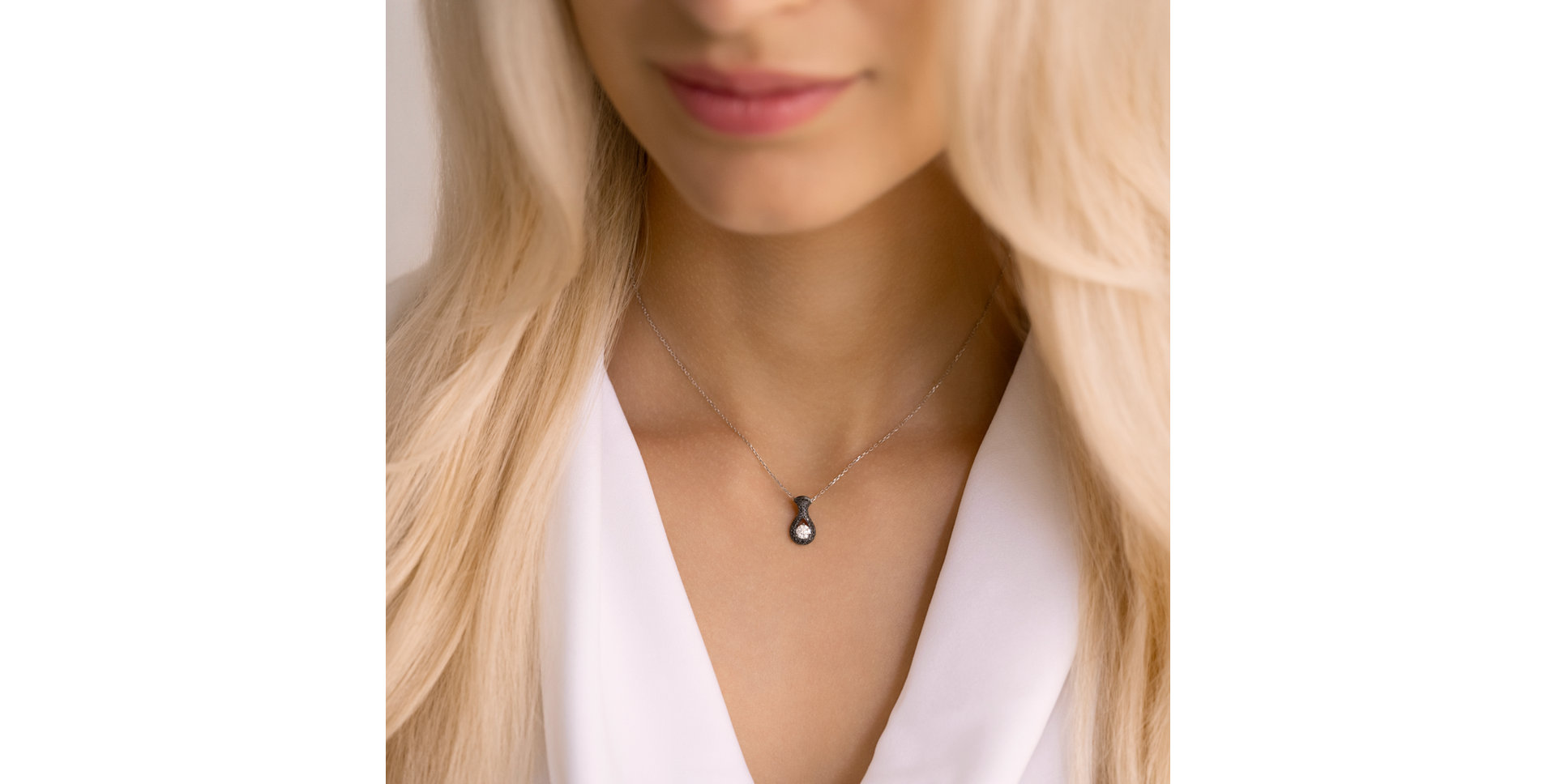 Přívěs s černými a bílými diamanty Glittering Drop