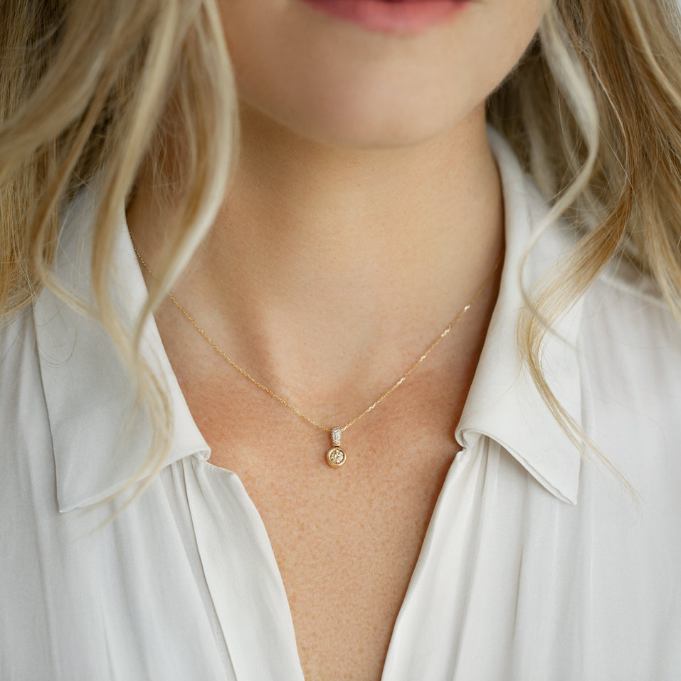 Přívěs s bílými a hnědými diamanty Delicate Drop