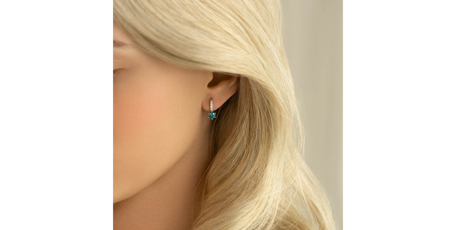 Náušnice s modrým diamantem a bílými diamanty Essential Glow