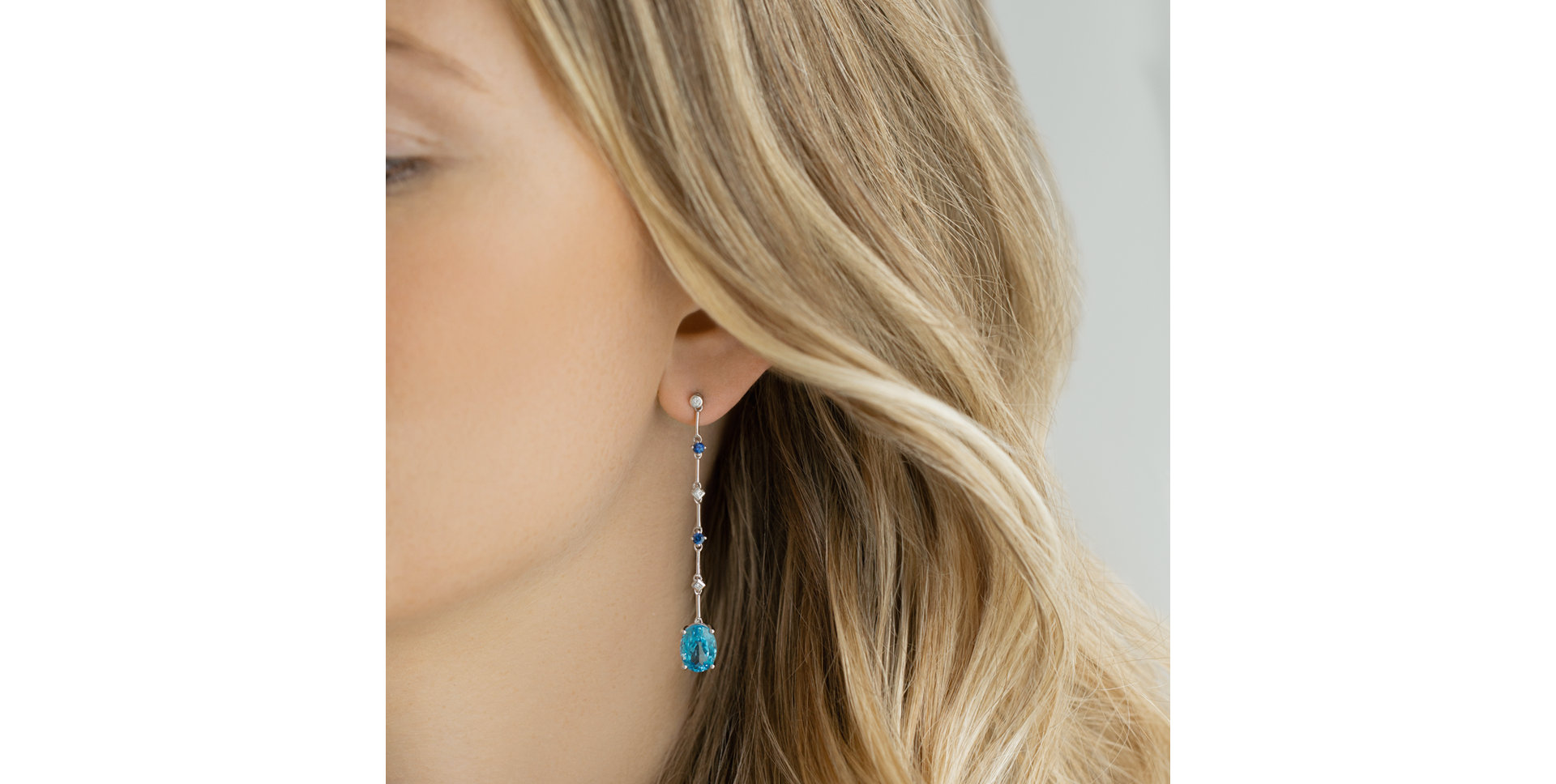 Náušnice s diamanty, topazem a safírem Alaia