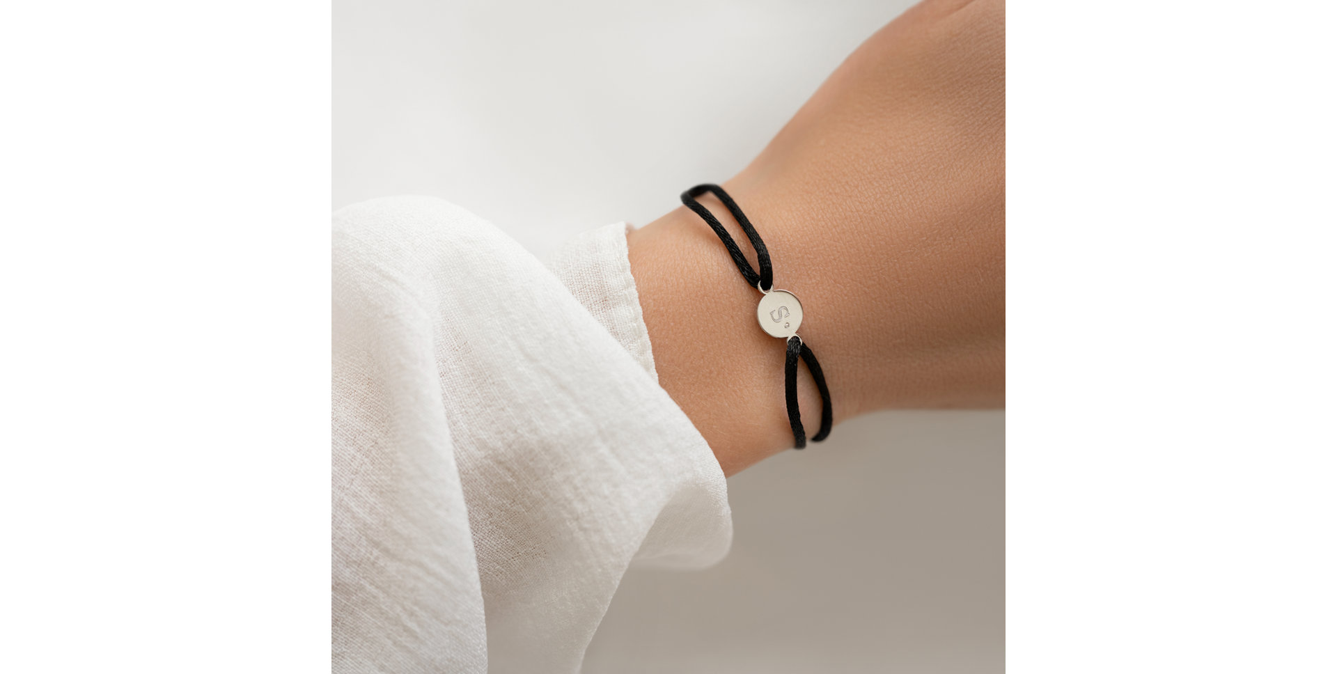 Náramek s diamantem Circle Letter S