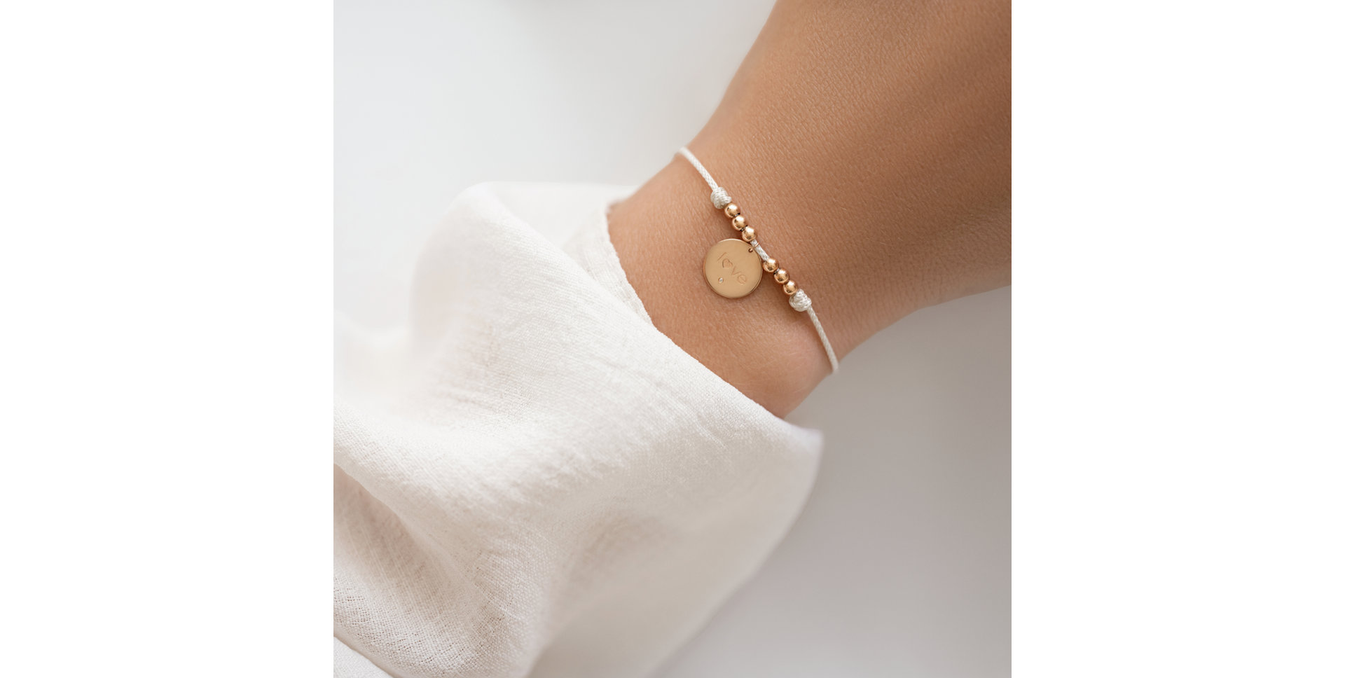 Náramek s diamantem a šňůrkou Love