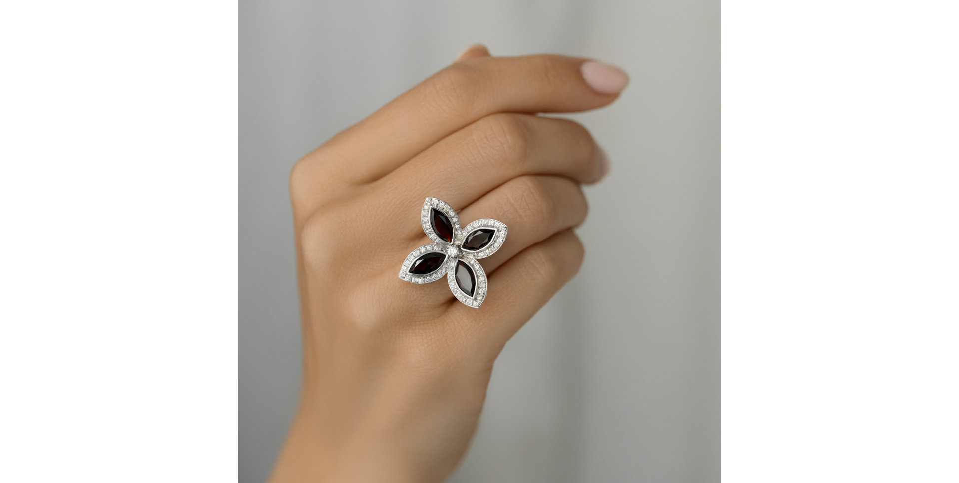 Prsten s diamanty a granáty Blooming Beauty