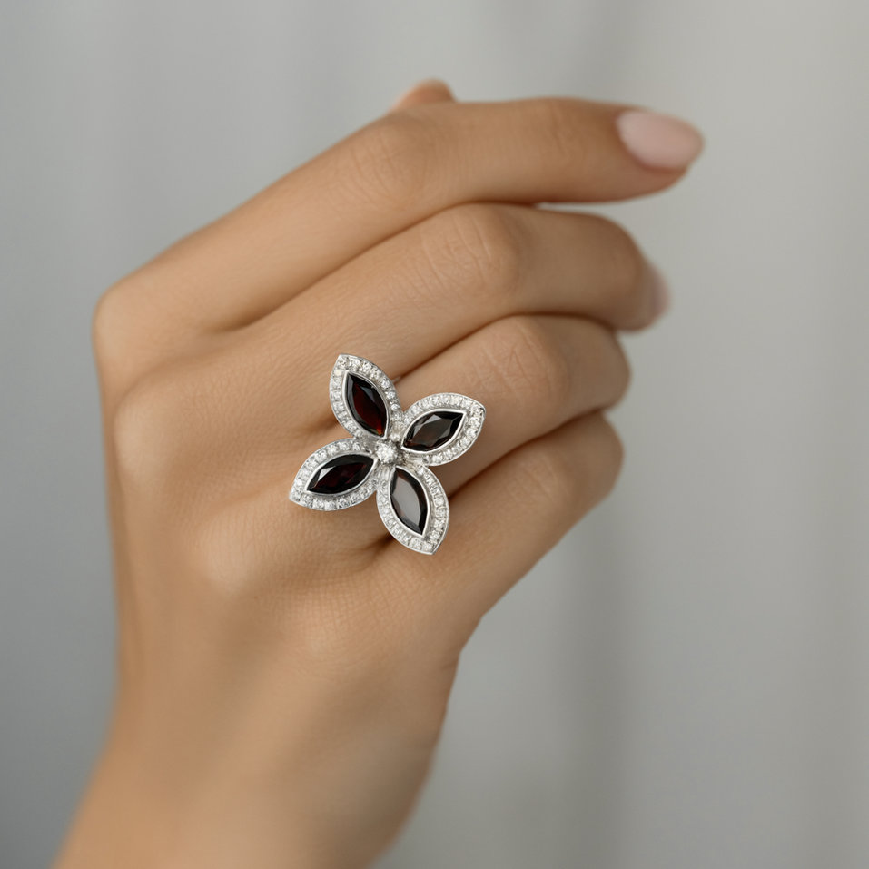Prsten s diamanty a granáty Blooming Beauty