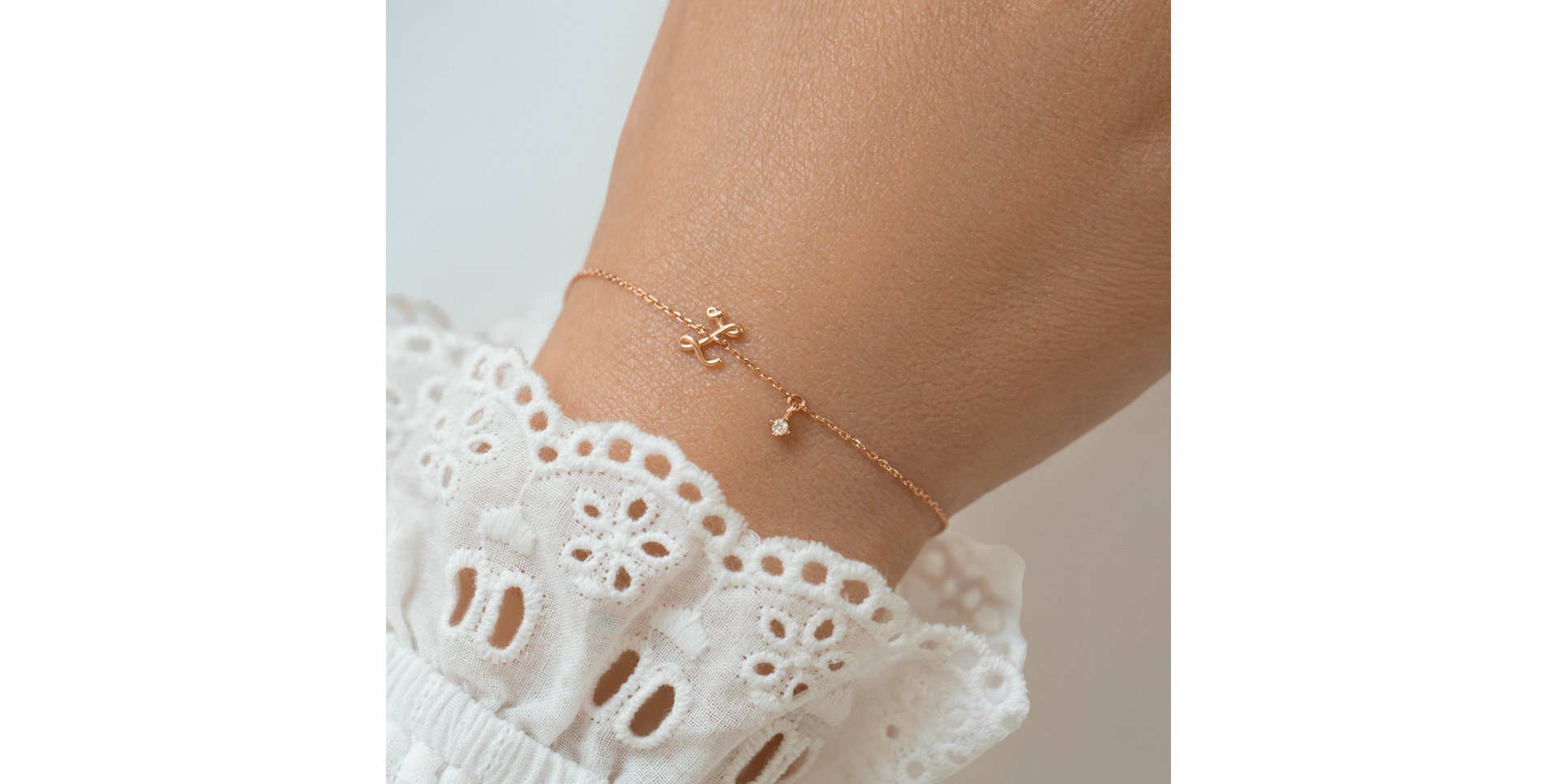 Náramek s diamantem Curly Letter W