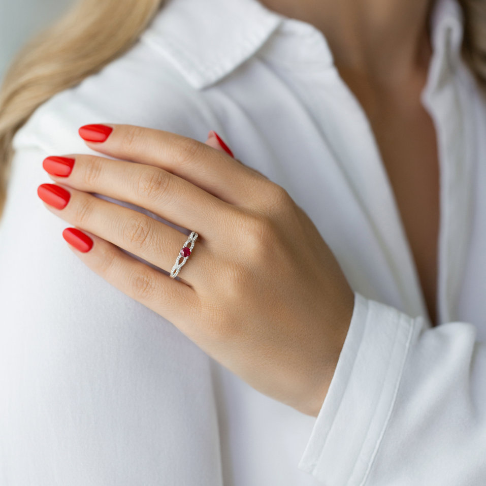 Prsten s diamanty a rubínem Blazing Heart